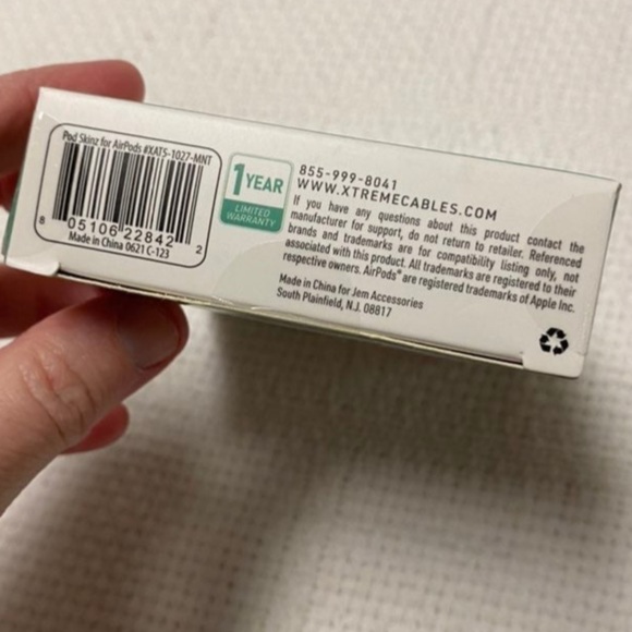 NEW Pod Skinz gradient edition 4 piece set Apple Air Pods case green ombre - Picture 3 of 4